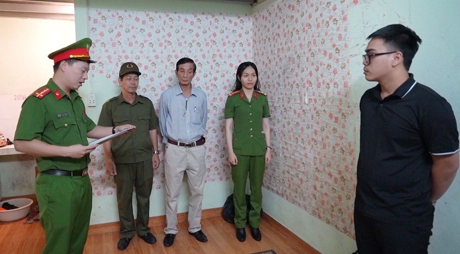 Cơ quan chức năng đọc quyết định tạm giữ hình sự đối với Đối tượng Nguyễn Văn Khánh.