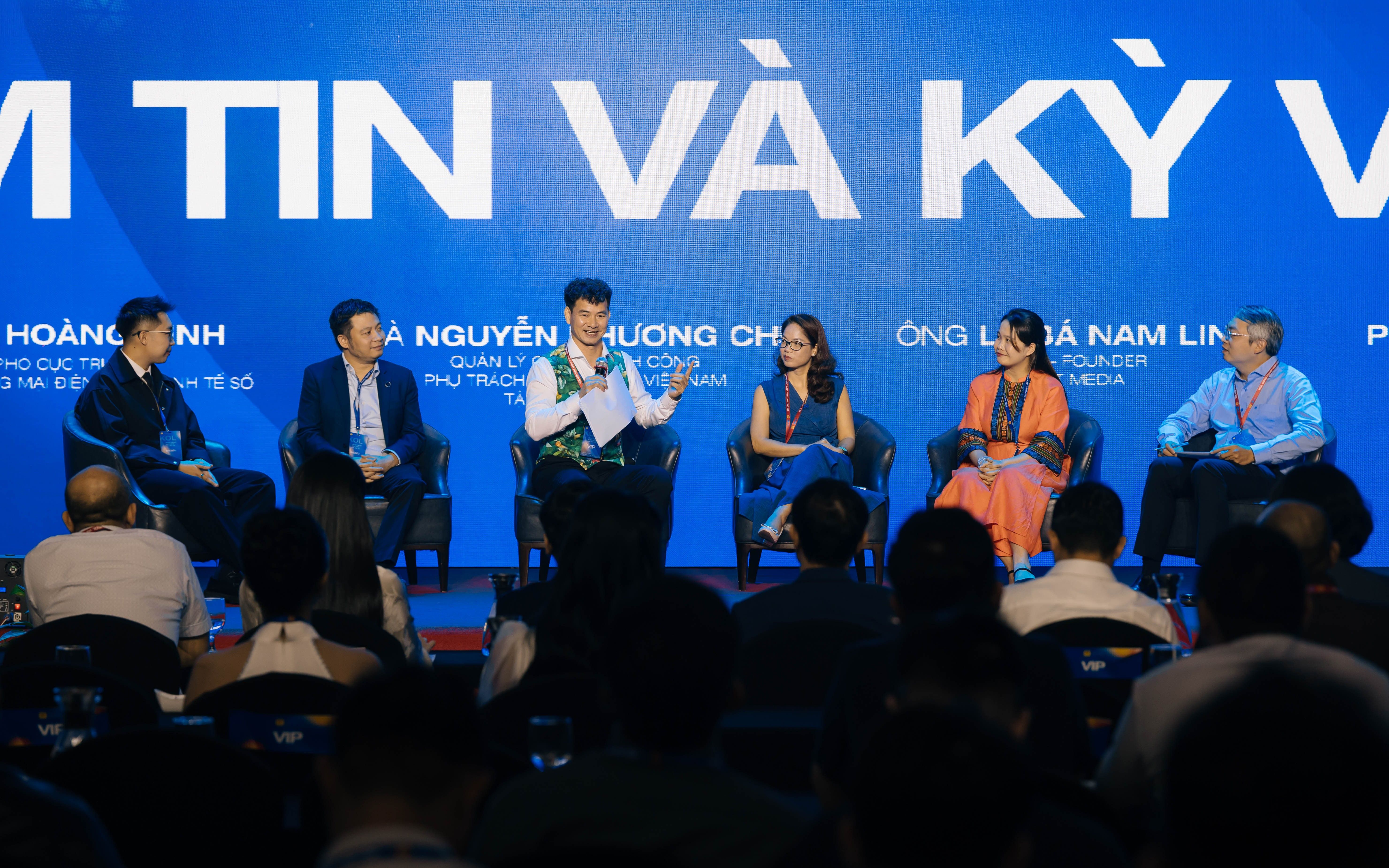 Phiên Tọa đàm với chủ đề “Niềm tin và Kỷ vọng” đã diễn ra sôi nổi với sự điều phối của NSND Xuân Bắc - Cục trưởng Cục Nghệ thuật biểu diễn