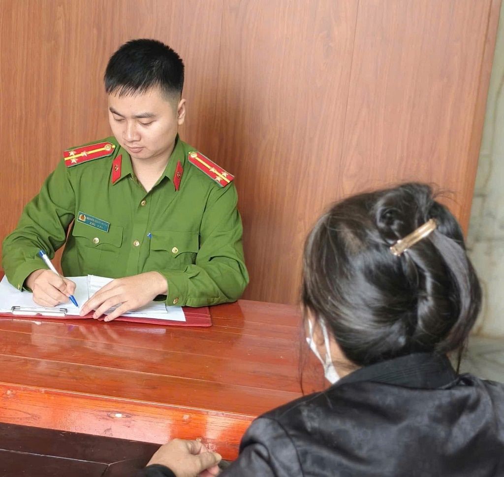 Chị Y trình bày lại sự việc tại cơ quan Công an. Ảnh Công an tỉnh Nghệ An.