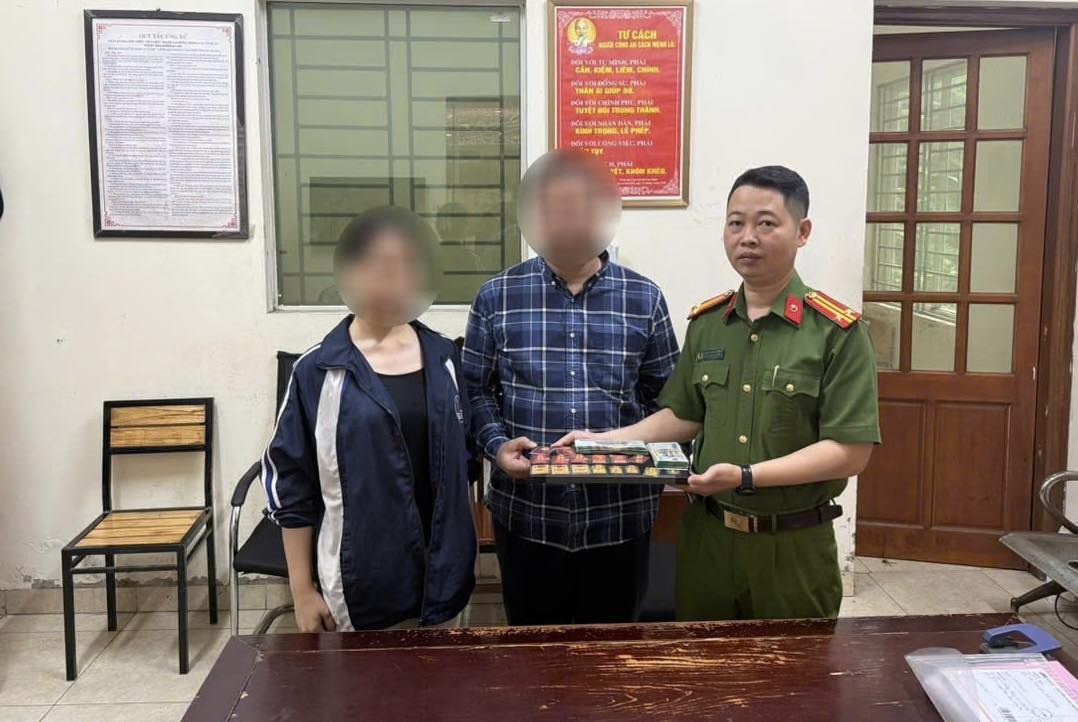 Công an phường Phương Liệt bàn giao tài sản cho gia đình.