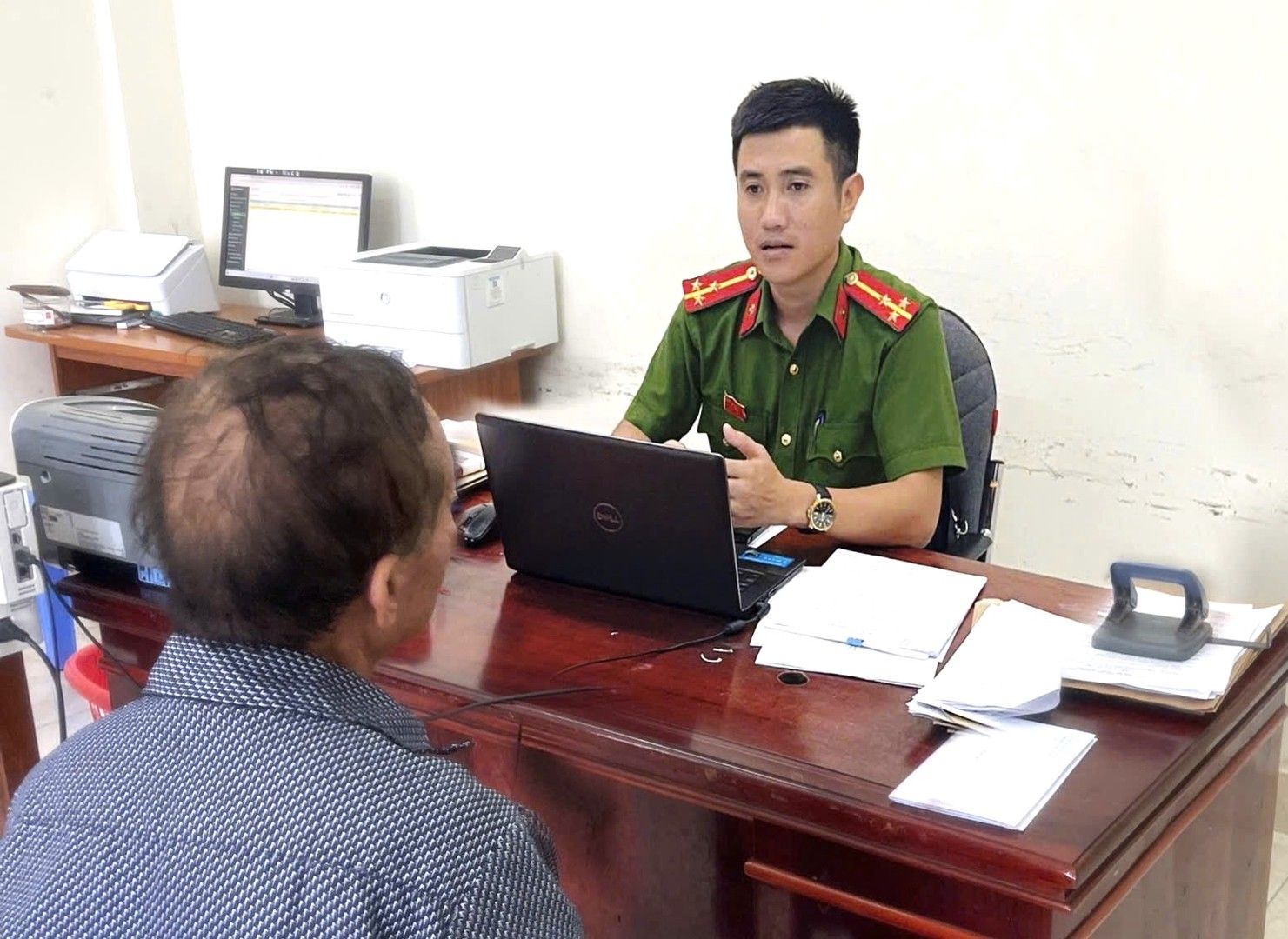 Công an xã Kỳ Anh tuyên truyền về thủ đoạn của các đối tượng lừa đảo cho người dân. Ảnh Bộ Công an