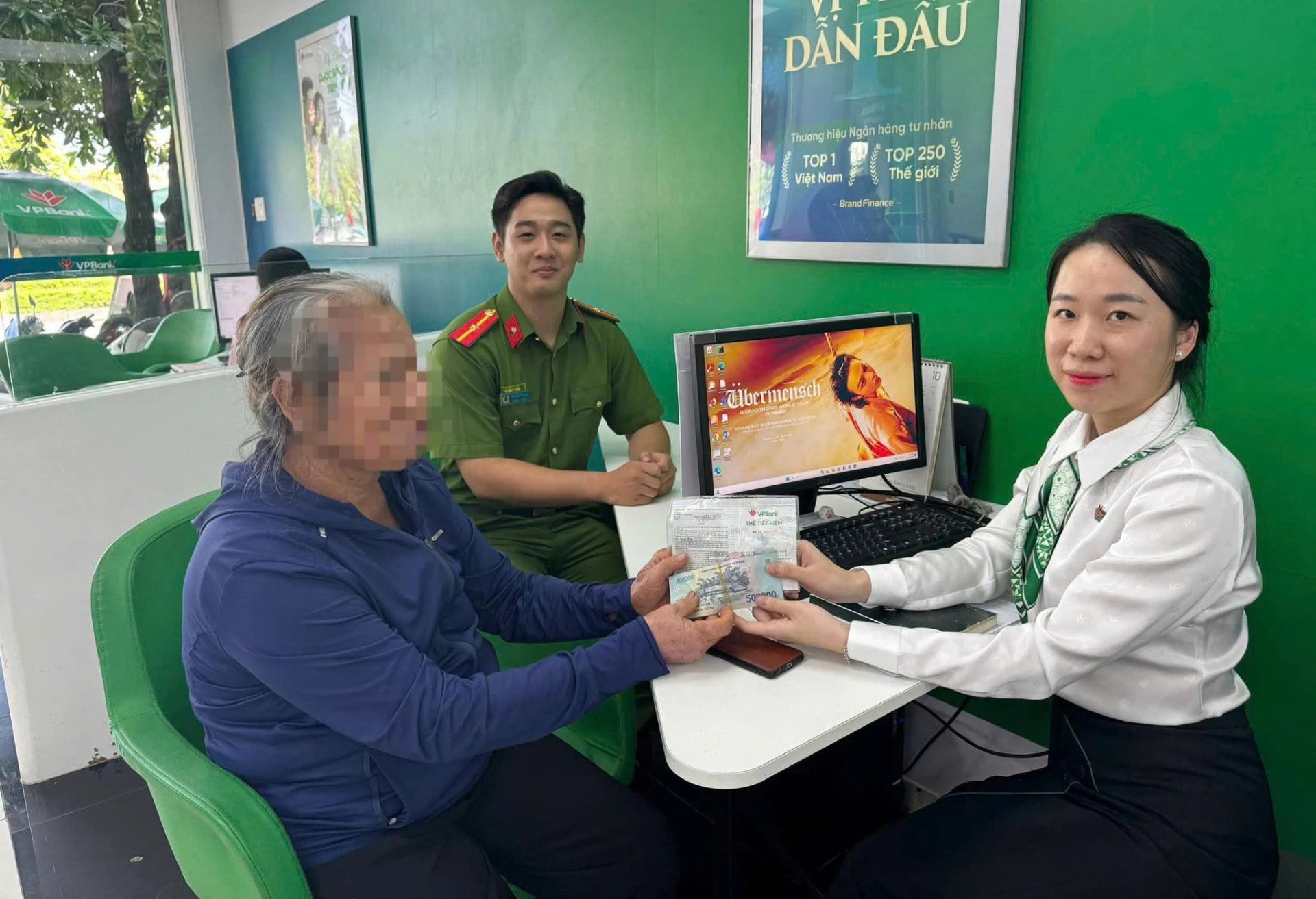 Công an xã Hoàn Lão phối hợp ngân hàng đã ngăn chặn một vụ lừa đảo chiếm đoạt tài sản qua mạng