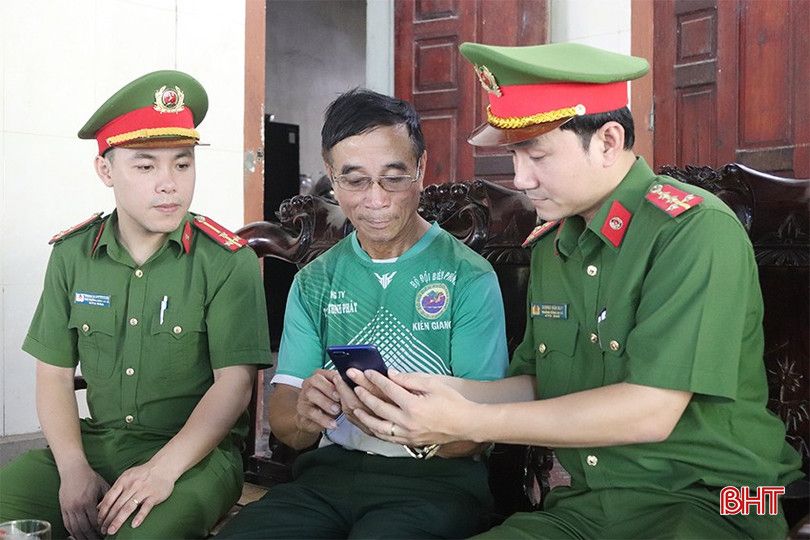 Công an Hà Tĩnh phân tích, giải thích cho người dân về thủ đoạn lừa đảo online. Ảnh Báo Hà Tĩnh
