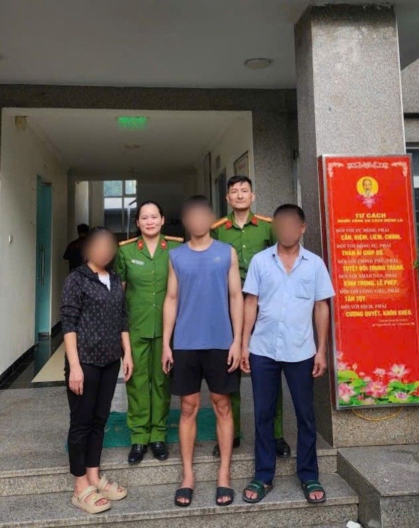 Công an phường Phú Diễn bàn giao cháu V cho gia đình.