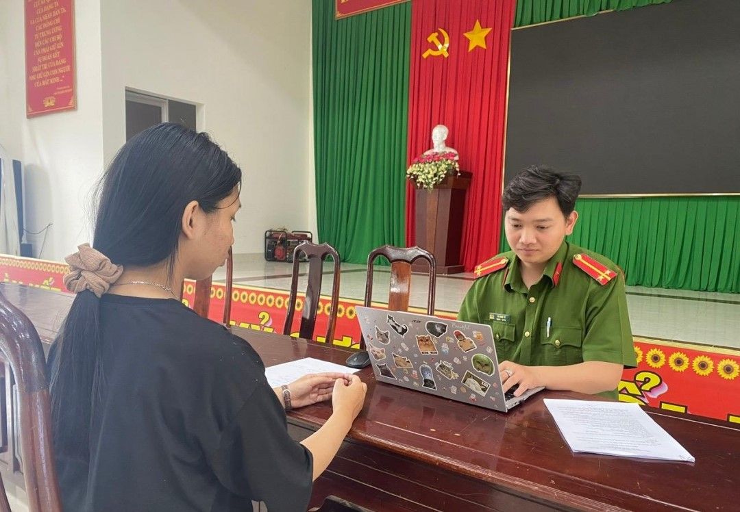 Sau khi được giải cứu về em Tr đang trao đổi với cơ quan chức năng về sự việc em bị lừa bắt cóc online.