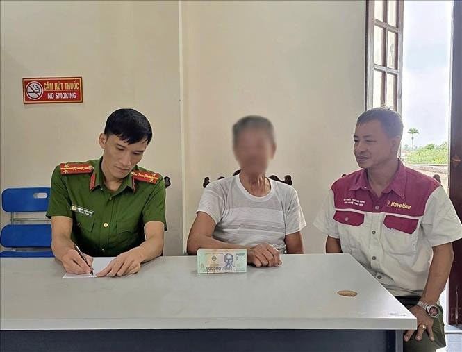 Cơ quan chức năng giải thích các thủ đoạn của đối tượng lừa đảo cho ông Đ.T.T (giữa).