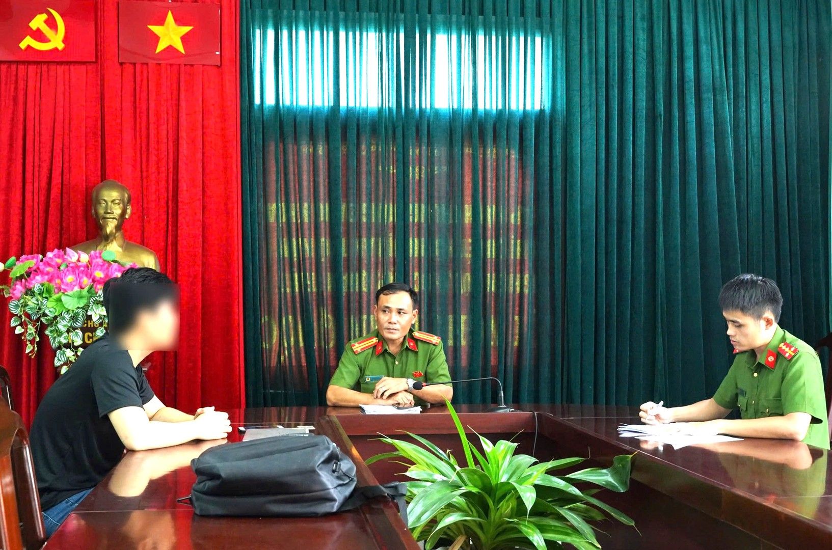 Cơ quan Công an làm việc với em H.