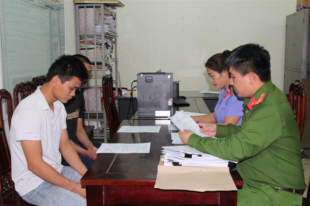 02 đối tượng Trần Đình Hào và Phạm Đình Thế tại cơ quan Công an