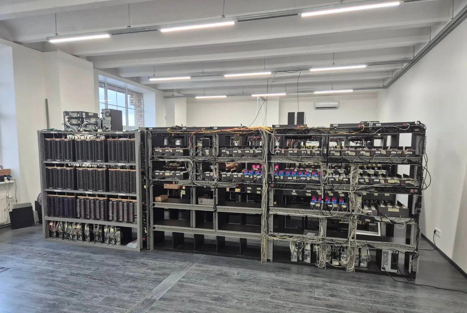 Hệ thống máy móc tại trang trại SIM ở Latvia. Ản: Euronews