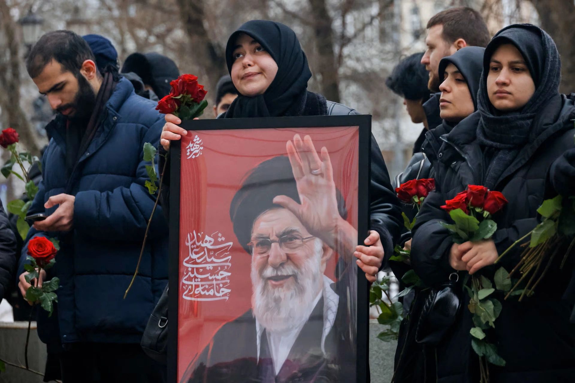 Người dân Iran bày tỏ sự tiếc thương với Đại giáo chủ Ali Khamenei sau khi lãnh tụ này thiệt mạng trong chiến dịch không kích của Mỹ và Israel hôm 28/2. Ảnh: TASS-Yonhap