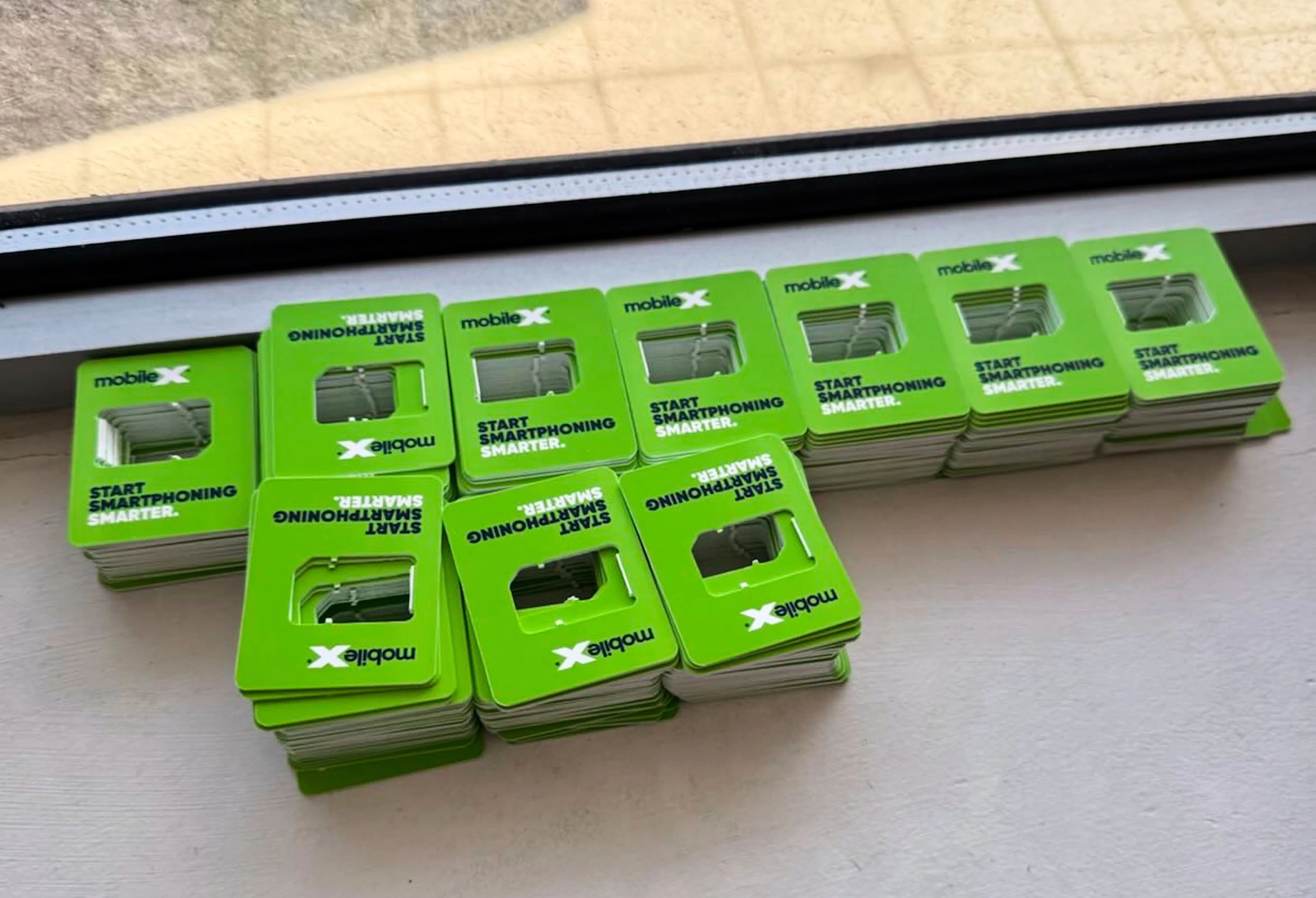 Những chiếc áo SIM MobileX chất thành đống ở trại SIM