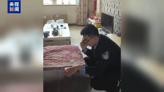 Cảnh sát Mã Duệ hoạt động tại hiện trường. Ảnh chụp màn hình CCTV