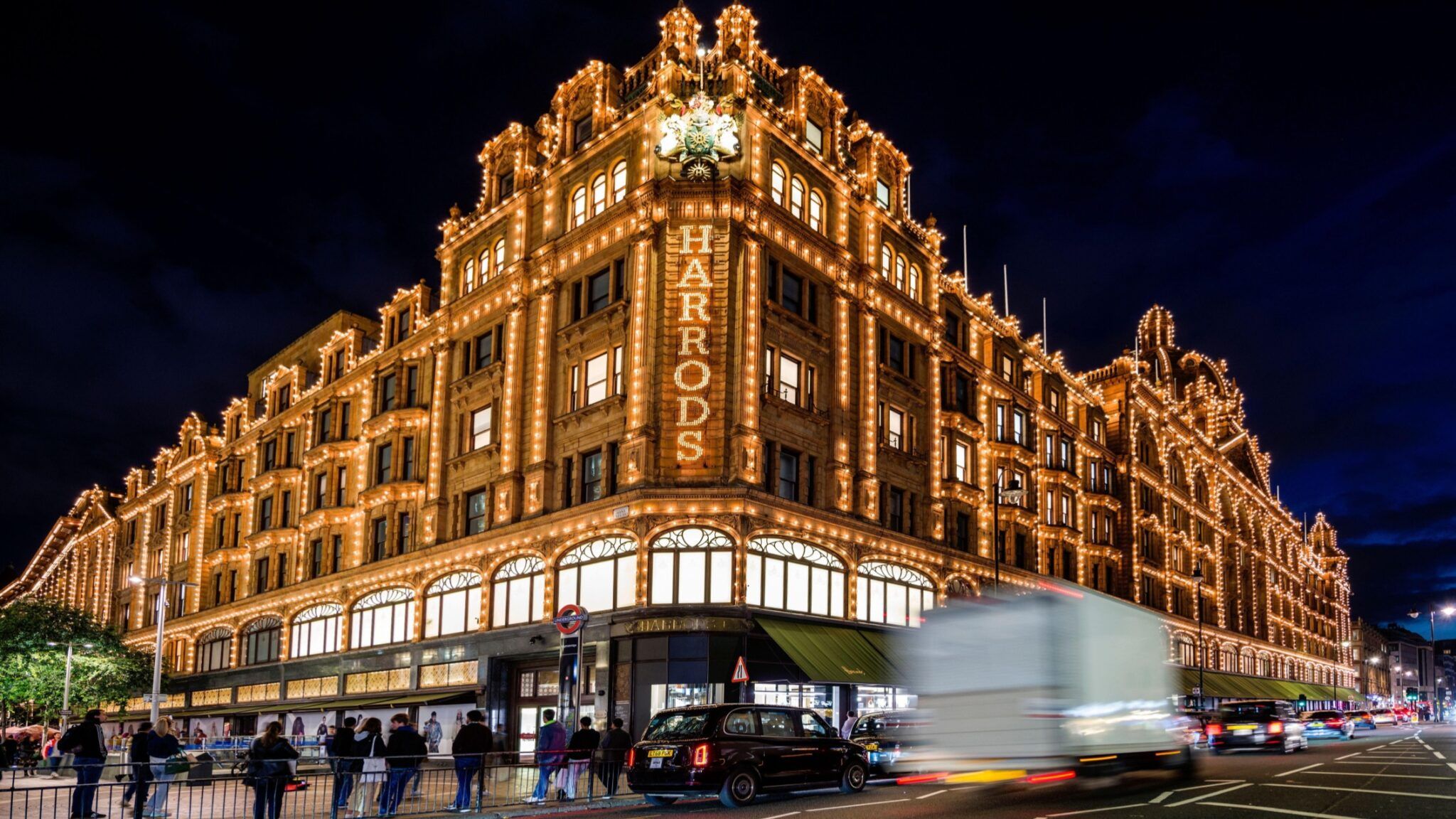 Harrods, trung tâm mua sắm lớn nhất châu Âu. Ảnh Sacotravel