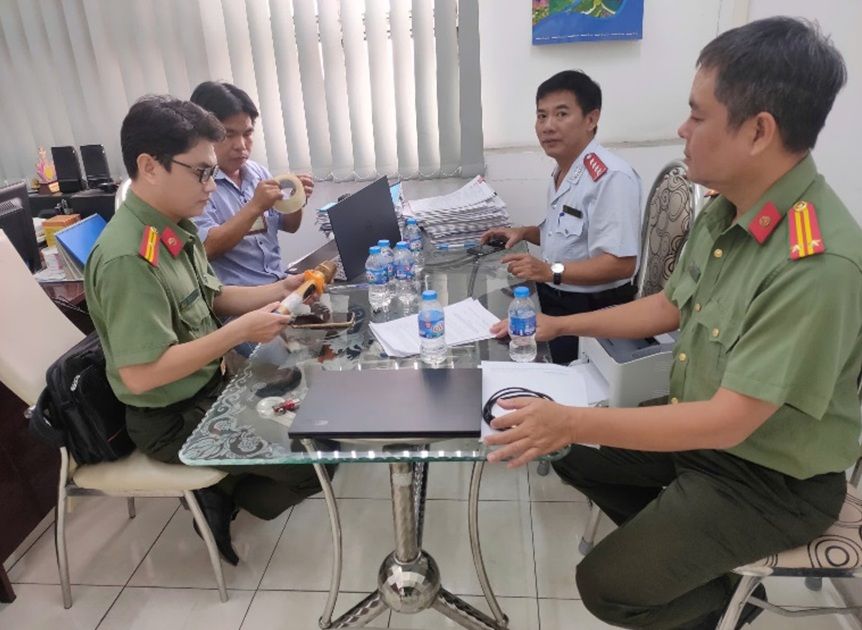Cục Tần số vô tuyến điện phối hợp cơ quan Công an kiểm tra, xử lý vi phạm sử dụng micro không dây