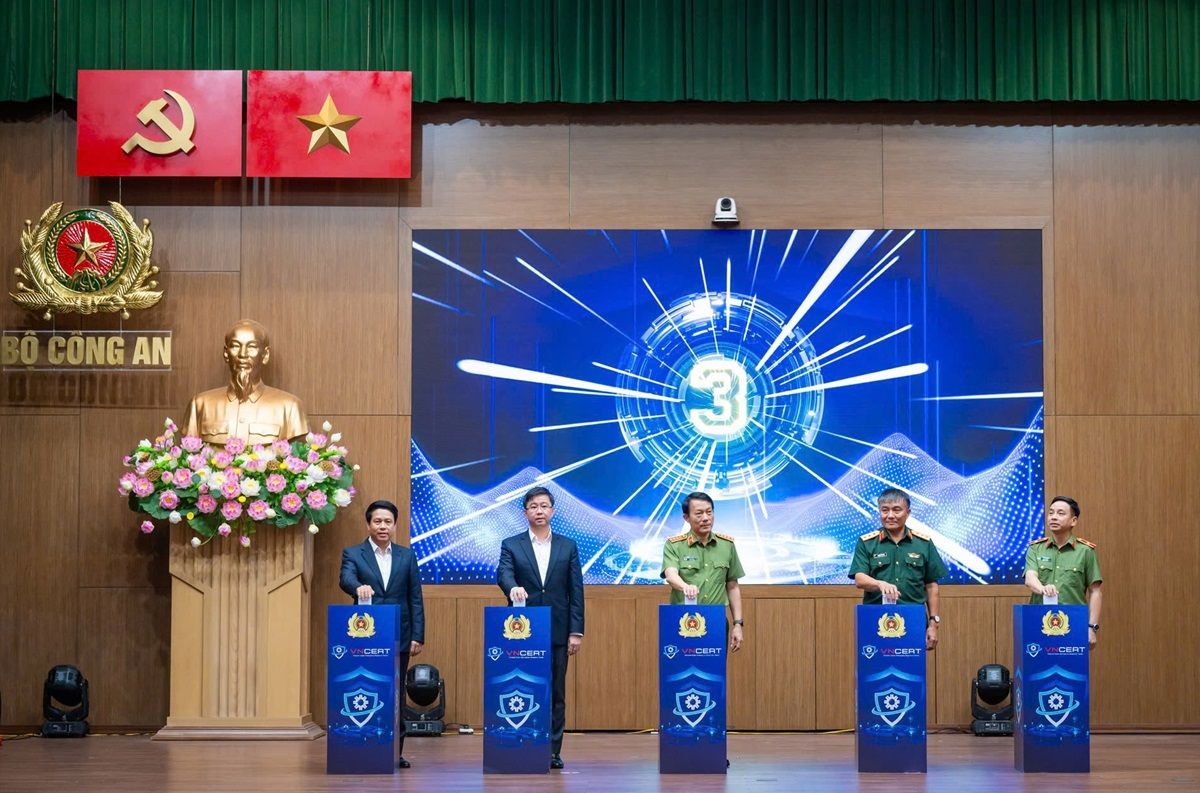 Đại tướng Lương Tam Quang cùng các đại biểu nhấn nút ra mắt Hệ thống điều hành an ninh mạng quốc gia