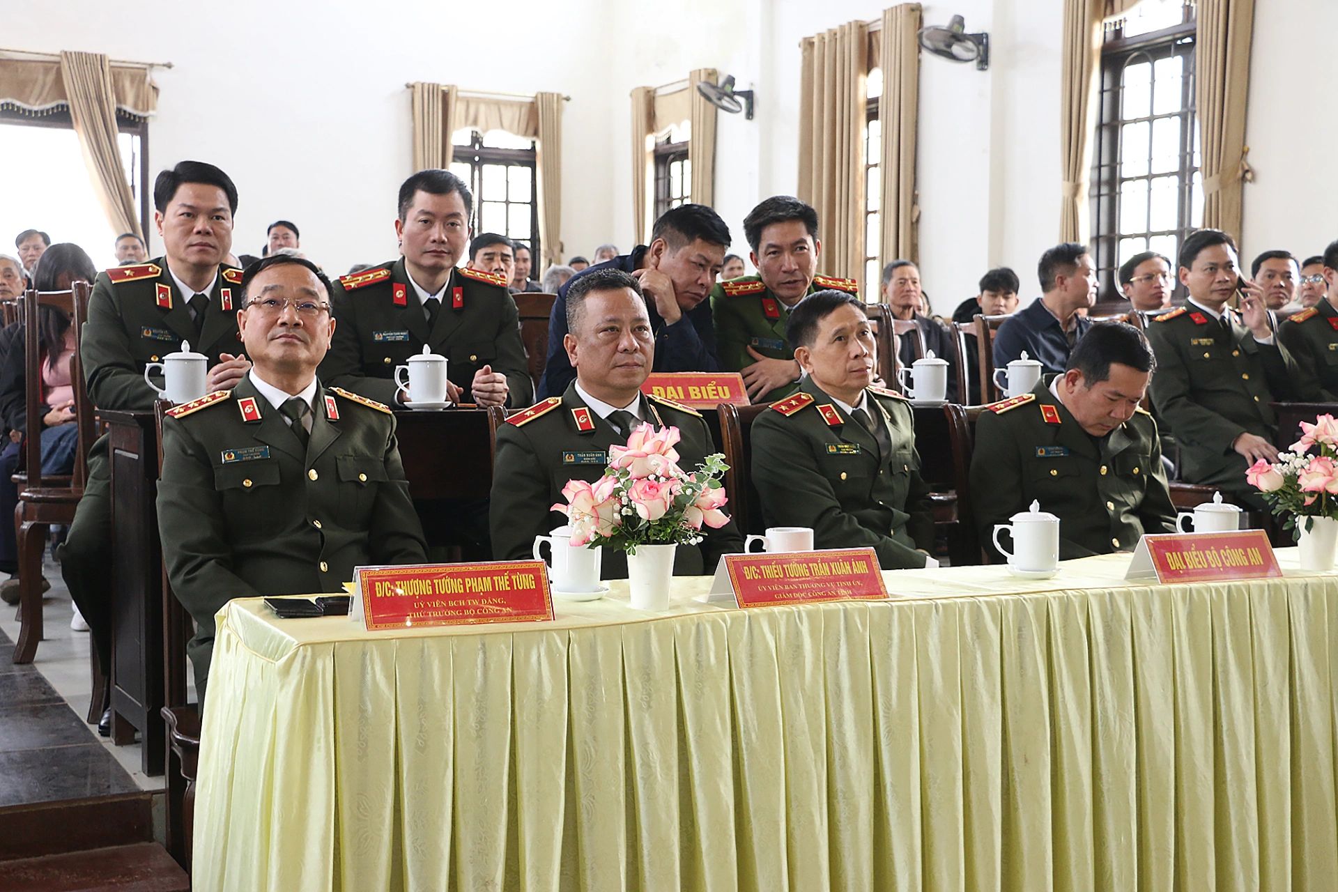 Thượng tướng Phạm Thế Tùng cùng Thiếu tướng Trần Xuân Ánh - Giám đốc công an tỉnh Hưng Yên và Cục trưởng một số Cục trực thuộc Bộ Công an tham dự buổi lễ