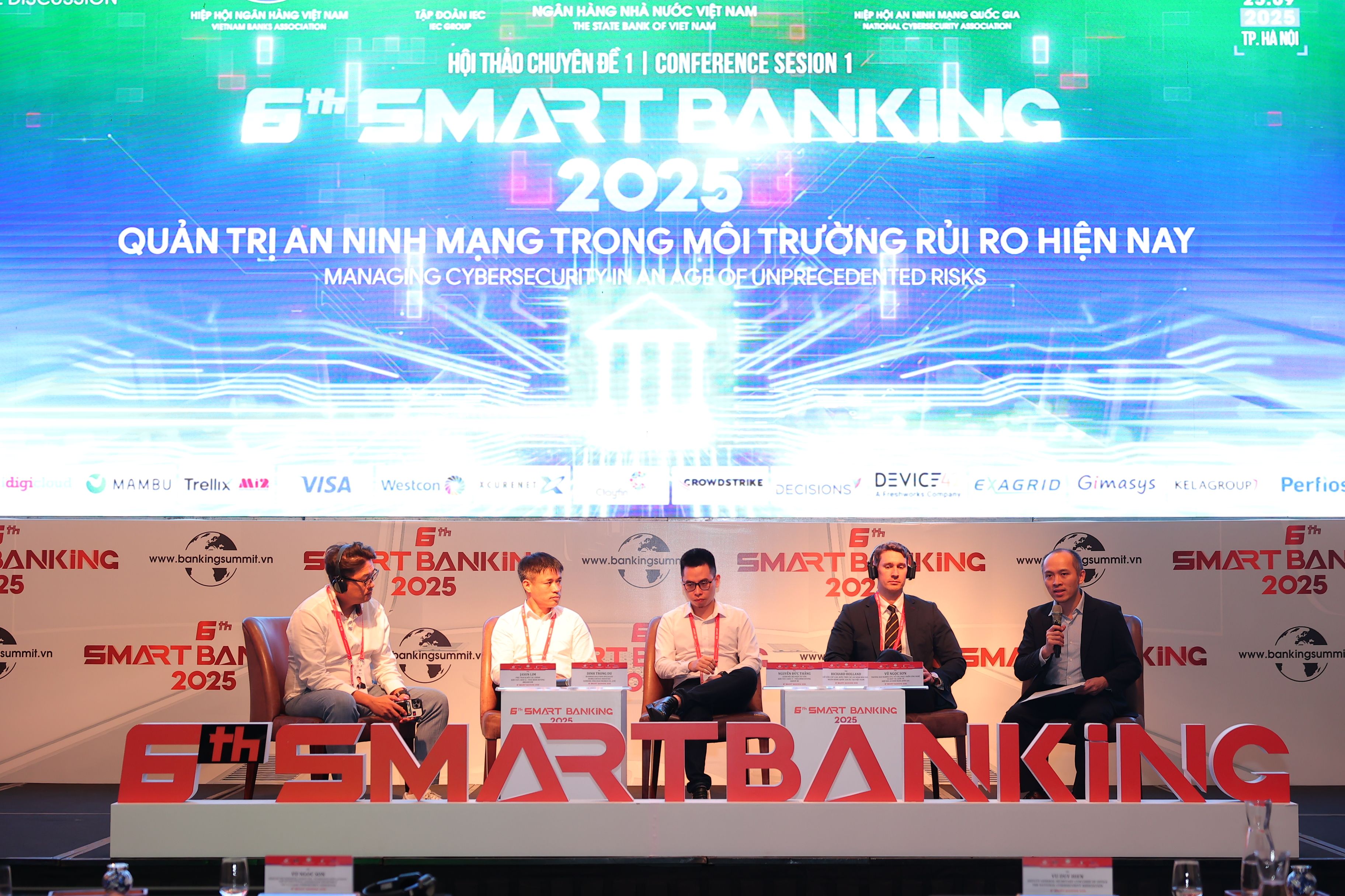 Ông Vũ Ngọc Sơn - Trưởng Ban Nghiên cứu, tư vấn, phát triển công nghệ và Hợp tác quốc tế, Hiệp hội An ninh mạng Quốc gia với vai trò điều phối tại tọa đàm mở - Hội thảo Chuyên đề 1 với chủ đề “Quản trị an ninh mạng trong môi trường rủi ro hiện nay” - trong khuôn khổ Hội thảo Smart Banking 2025.