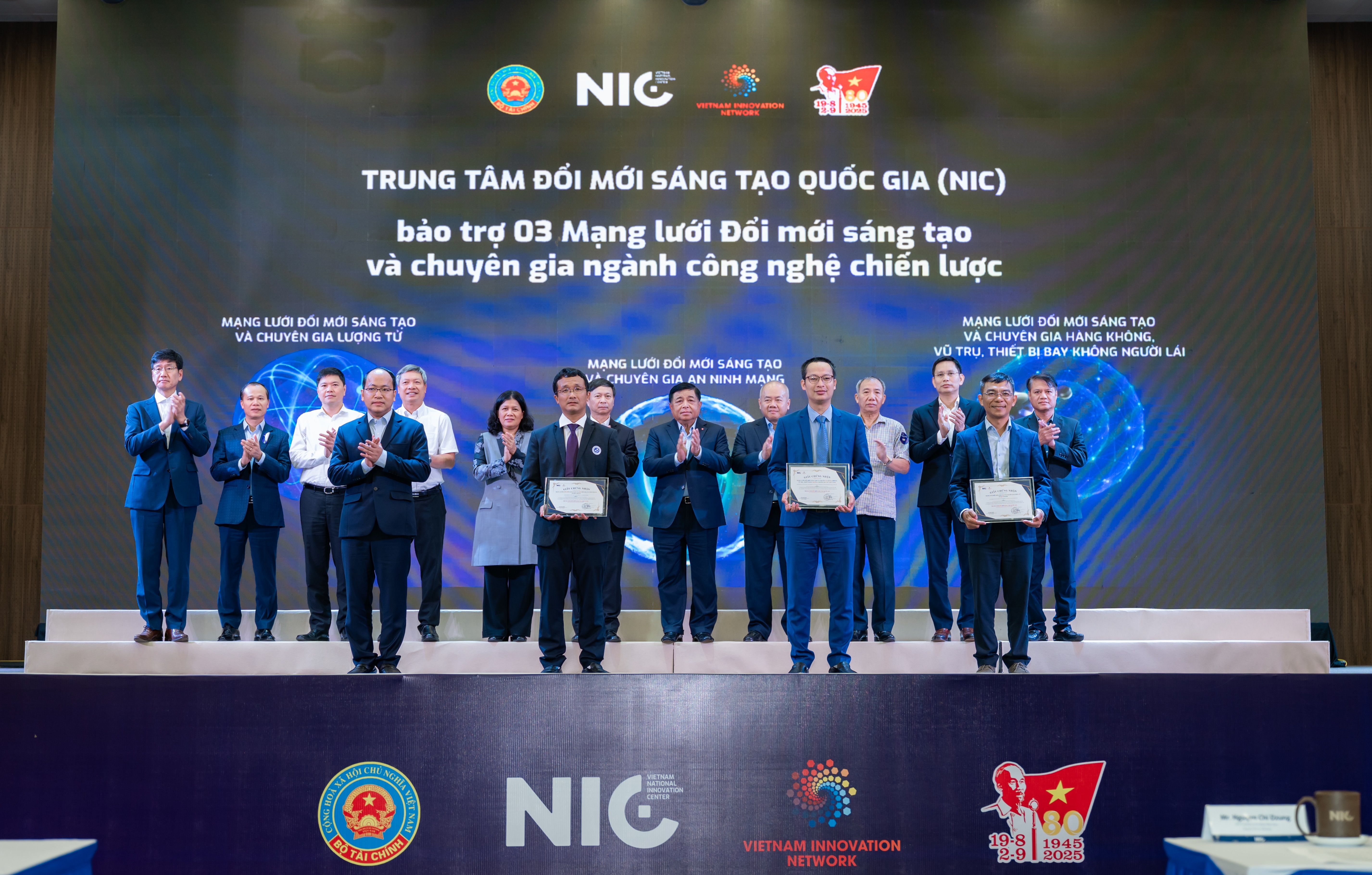 Dưới sự chứng kiến của Phó Thủ tướng Nguyễn Chí Dũng cùng các đại biểu tham dự, Giám đốc Trung tâm Đổi mới sáng tạo Quốc gia đã trao Chứng nhận bảo trợ 03 Mạng lưới Đổi mới sáng tạo và chuyên gia ngành công nghệ chiến lược