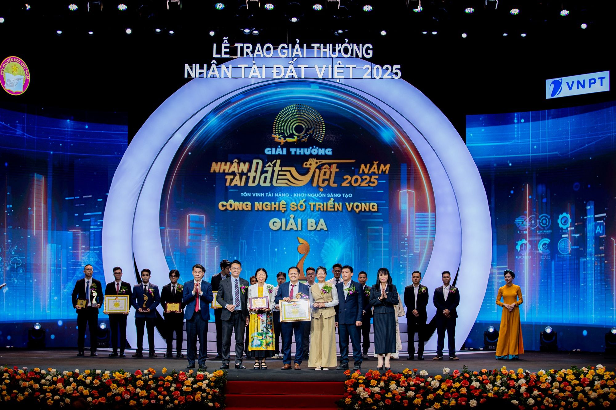 Nhóm tác giả sản phẩm Trợ lý ảo AIVA được vinh danh giải Ba lĩnh vực Công nghệ số triển vọng - Giải thưởng Nhân tài Đất Việt 2025