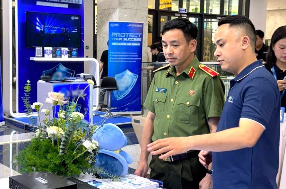 Thiếu tướng Lê Xuân Minh - Cục trưởng Cục An ninh mạng và phòng, chống tội phạm sử dụng công nghệ cao tìm hiểu về nhóm giải pháp cho chính quyền hai cấp của VNPT Cyber Immunity