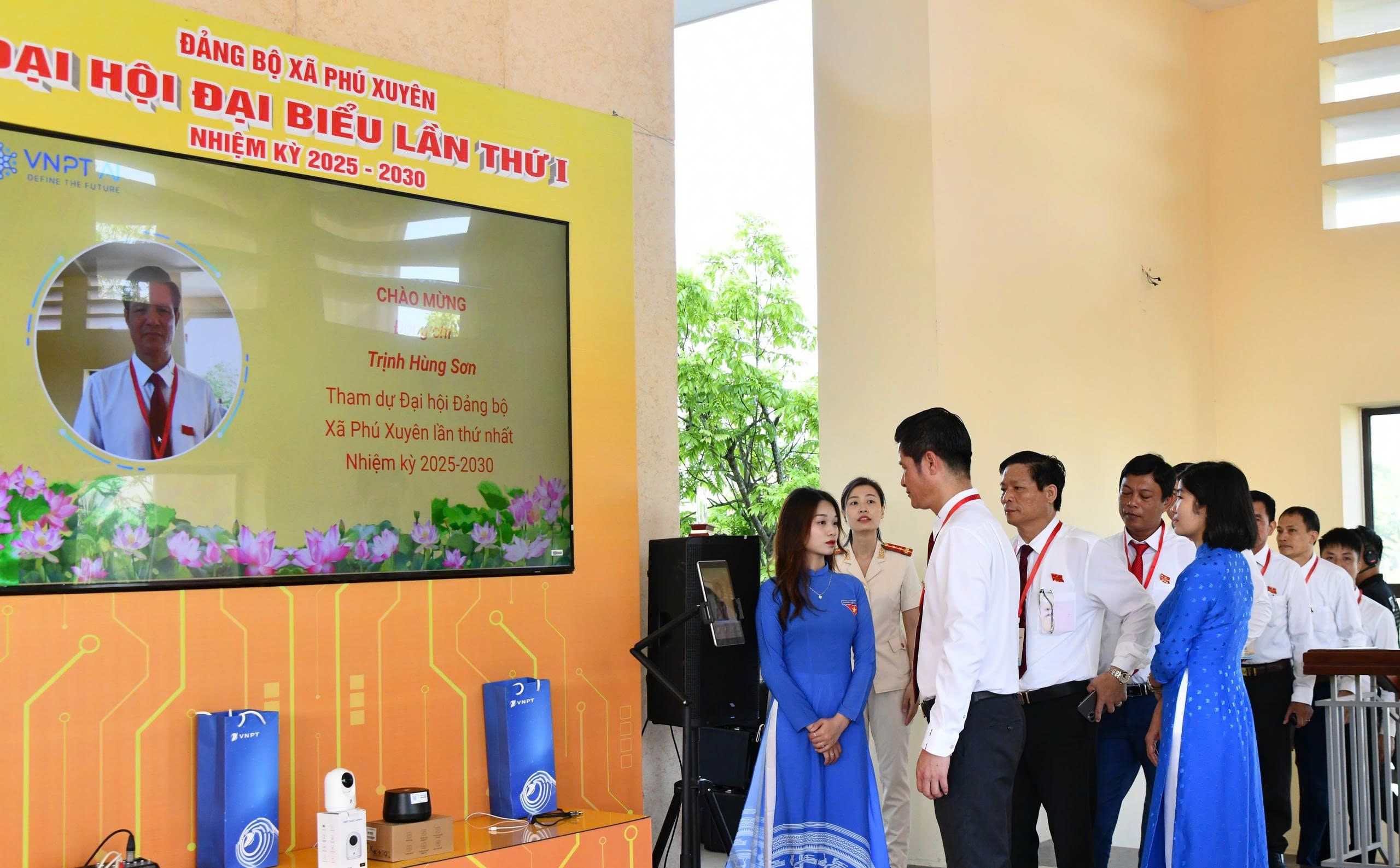 Đại biểu điểm danh bằng VNPT AI tại Đại hội Đại biểu Đảng bộ Xã Phú Xuyên, Hà Nội