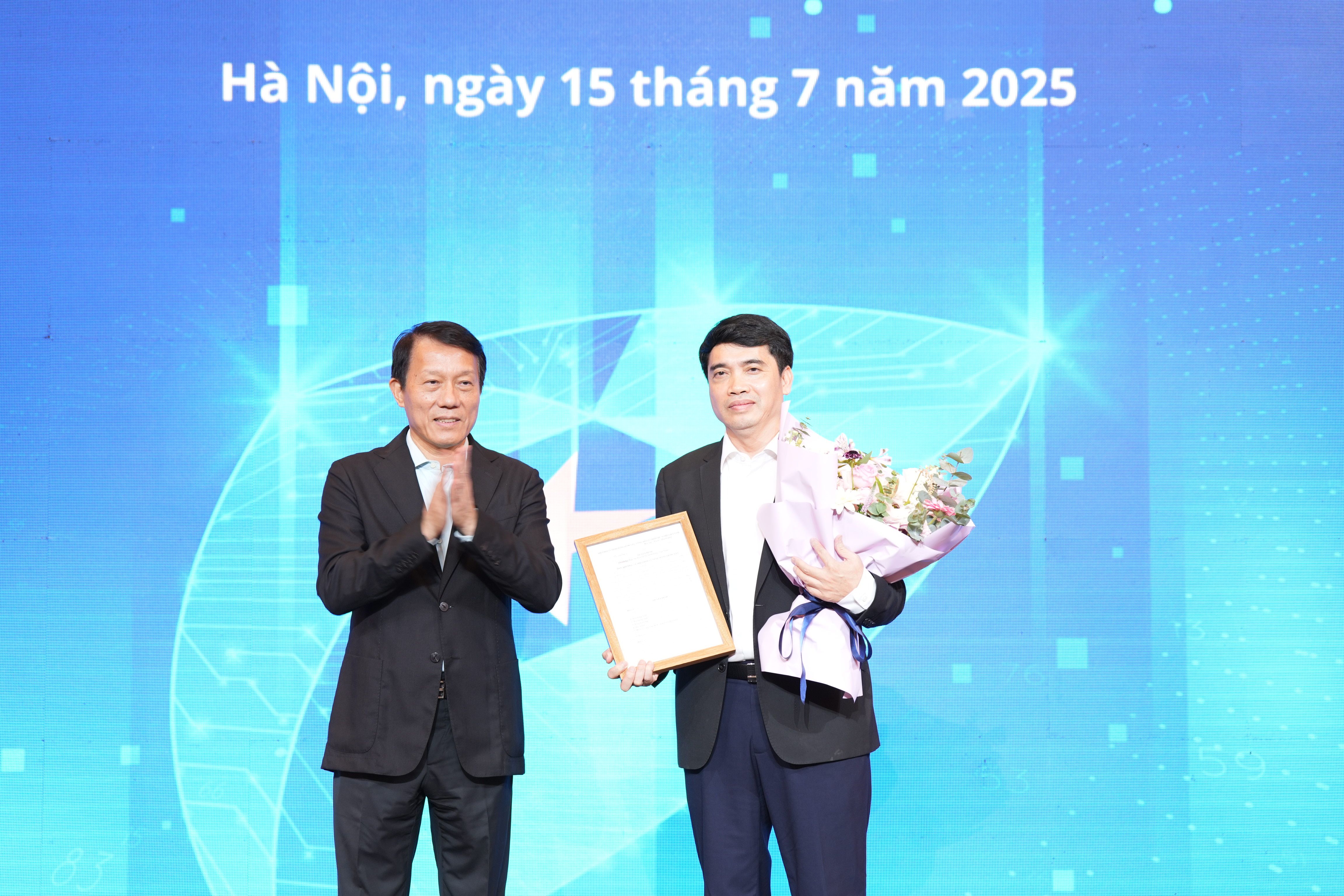 Đại tướng Lương Tam Quang - Bộ trưởng Bộ Công an - Chủ tịch Hiệp hội An ninh mạng quốc gia trao giấy phép thành lập tạp chí An ninh mạng Việt Nam và tặng hoa cho ông Nguyễn Tất Hồng Dương - Tổng biên tập tạp chí