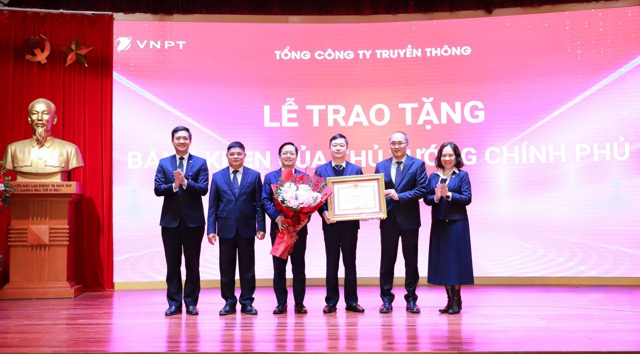 Lãnh đạo Tổng Công ty Truyền thông VNPT-Media nhận bằng khen của Thủ tướng Chính phủ