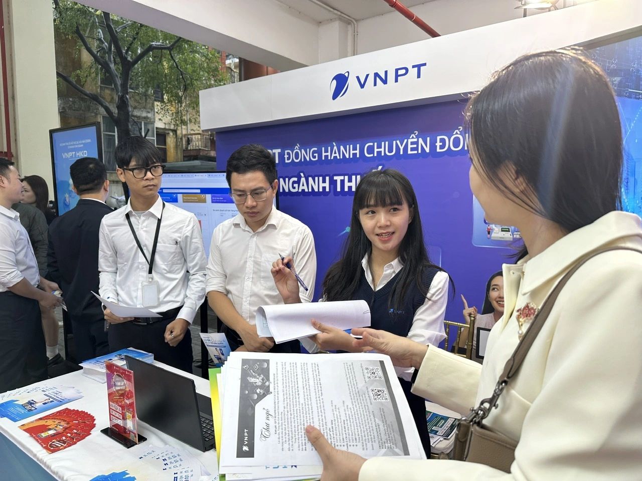 Nhân viên VNPT hướng dẫn hộ kinh doanh sử dụng VNPT HKD tại Hà Nội