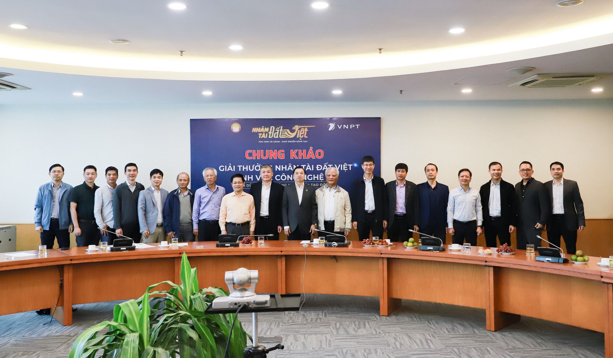 Hội đồng Giám khảo và Ban tổ chức Giải thưởng Nhân tài Đất Việt chụp hình lưu niệm trước giờ bước vào chấm chung khảo.