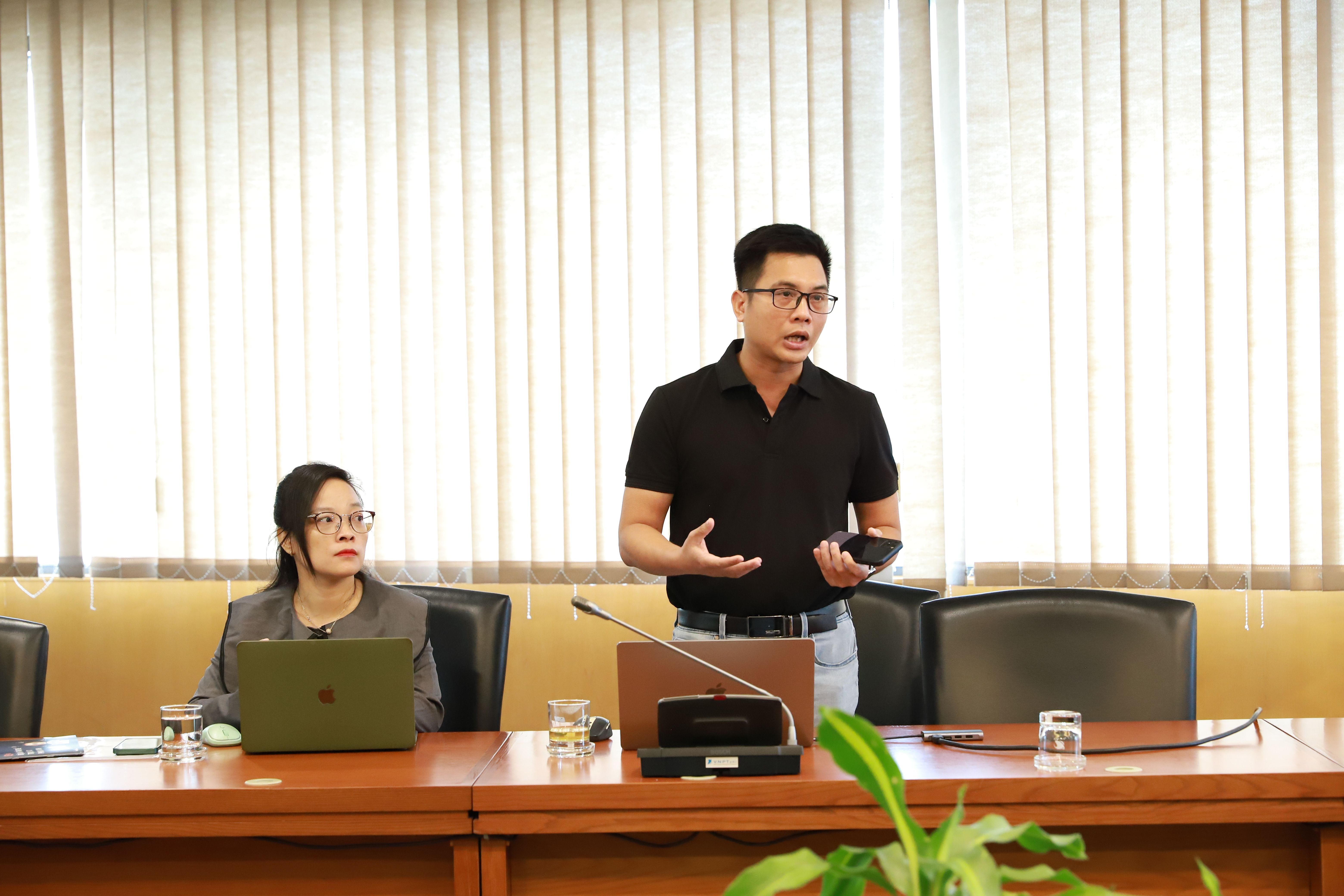 Nhóm tác giả phần mềm EZSale bảo vệ trước giám khảo chung khảo