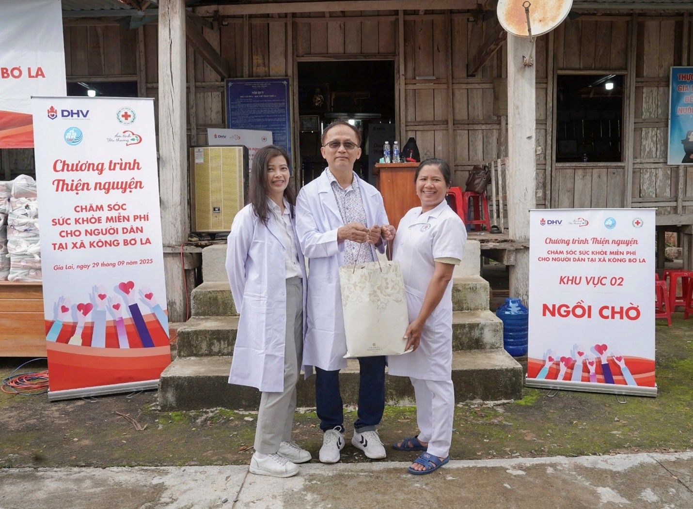 Bác sĩ Hồ Quang Phú và bác sĩ Bùi Trâm Anh trao tặng vật tư y tế cho Trạm Y tế địa phương