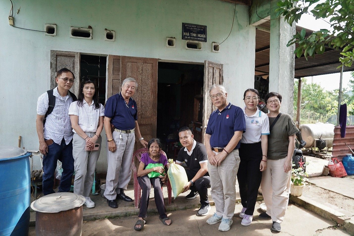 CLB Thiện nguyện Ấm Tình Yêu Thương và Trường Đại học Hùng Vương Thành phố Hồ Chí Minh (DHV) cùng trao quà tận tay cho người già neo đơn