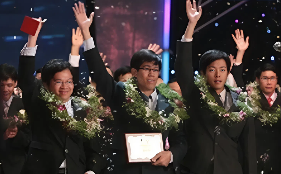 Giây phút đáng nhớ của nhóm Skydoor trong đêm đăng quang Nhân tài Đất Việt năm 2008.