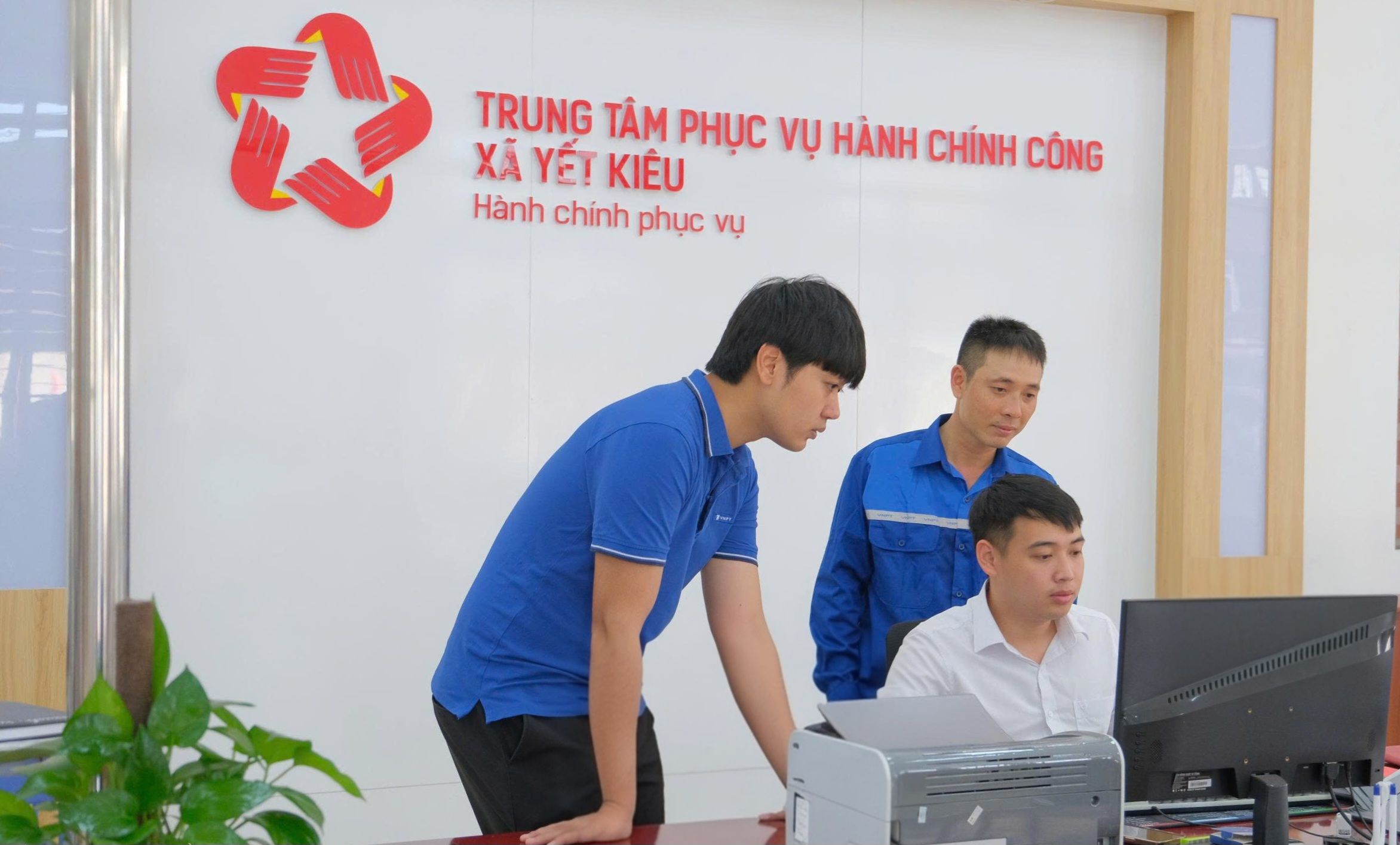 Nhân viên VNPT hỗ trợ cán bộ xã Yết Kiêu - TP Hải Phòng thực hiện các nghiệp vụ trên Cổng dịch vụ Công Quốc gia