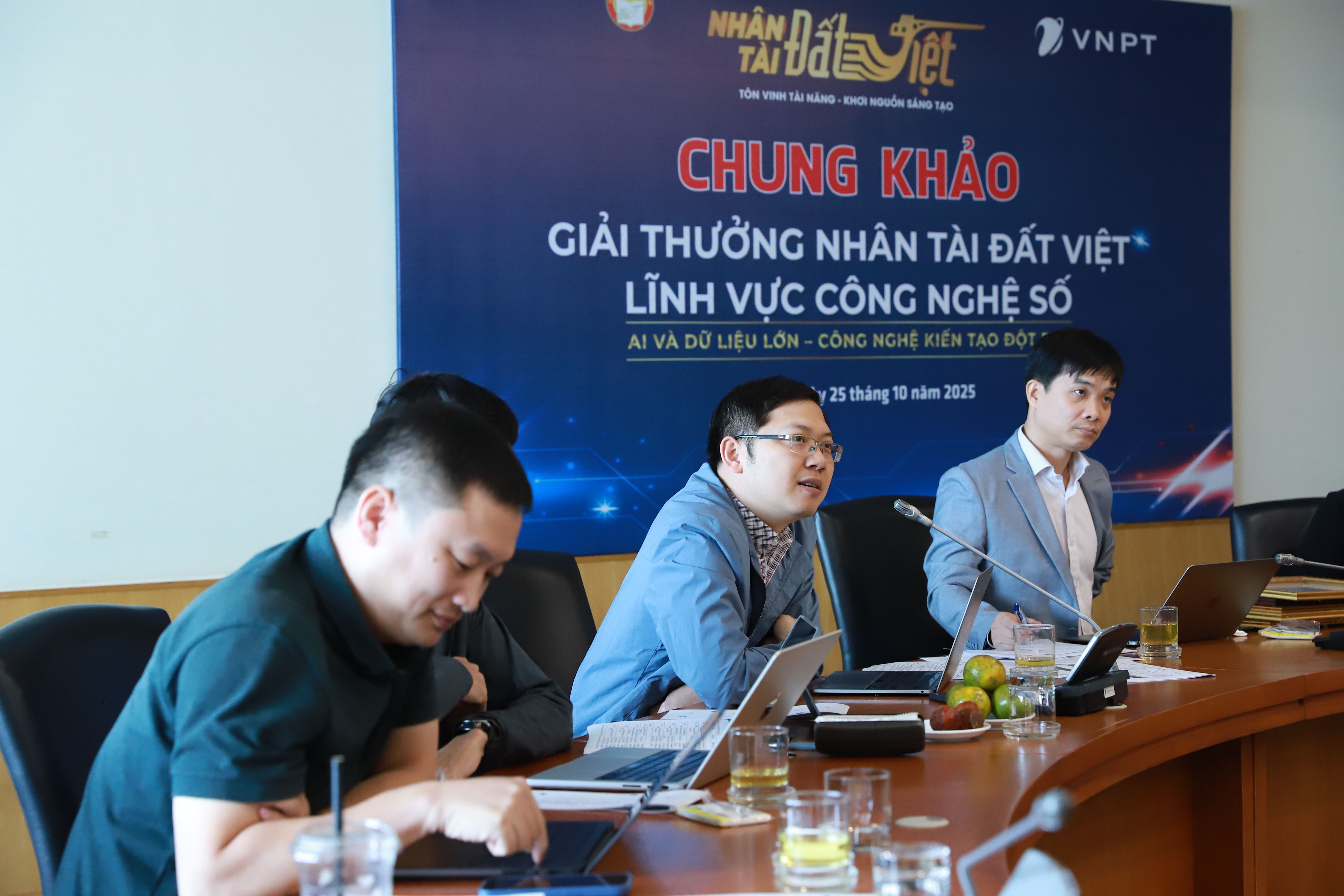 Giám khảo chăm chú theo dõi phần trình bày của thí sinh