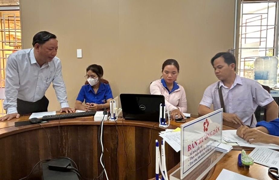 Lãnh đạo phường Ea Kao, trao đổi về các thủ tục hành chính với người dân. Ảnh: VL