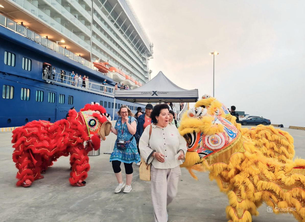 Những vị khách quốc tế đầu tiên xông đất Quảng Ninh được chào đón nồng nhiệt tại cảng tàu.