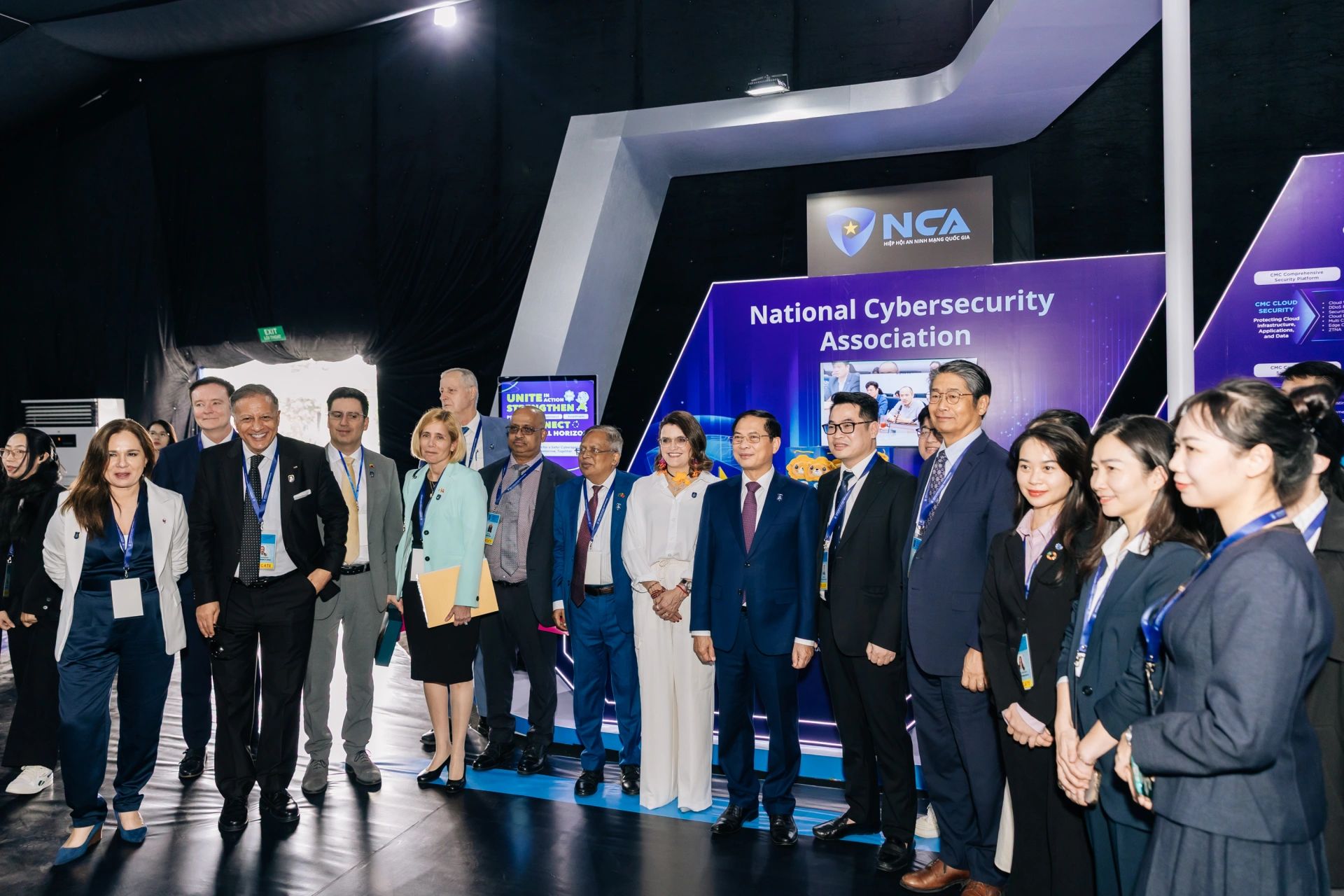  Phó Thủ tướng Bùi Thanh Sơn và lãnh đạo một số quốc gia tham gian hàng triển lãm của Hiệp hội An ninh mạng quốc gia