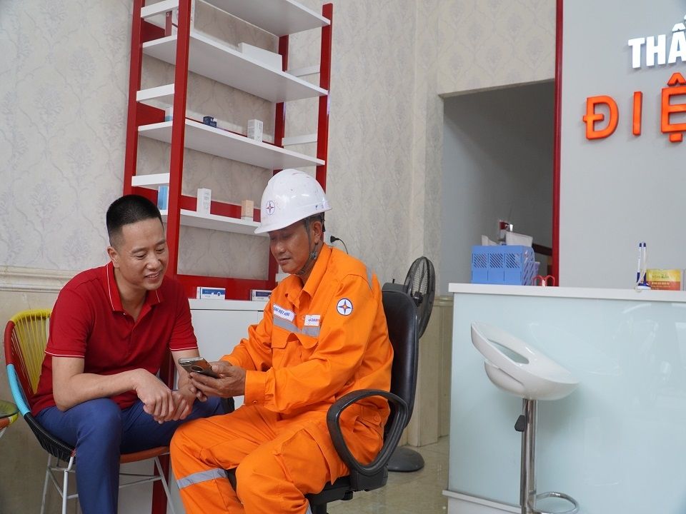 Công nhân Đội QLĐLKV Hạ Long hướng dẫn khách hàng đăng ký lắp ĐMTMN trên website.
